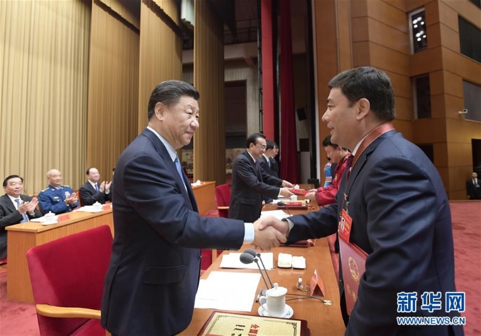 4.9月27日，全國民族團結(jié)進步表彰大會在北京舉行。這是習(xí)近平等向受表彰的模范集體和模范個人代表頒獎。 新華社記者 李學(xué)仁 攝