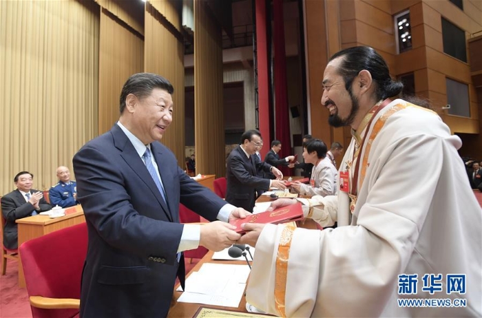 5.9月27日，全國民族團結(jié)進步表彰大會在北京舉行。這是習(xí)近平等向受表彰的模范集體和模范個人代表頒獎。