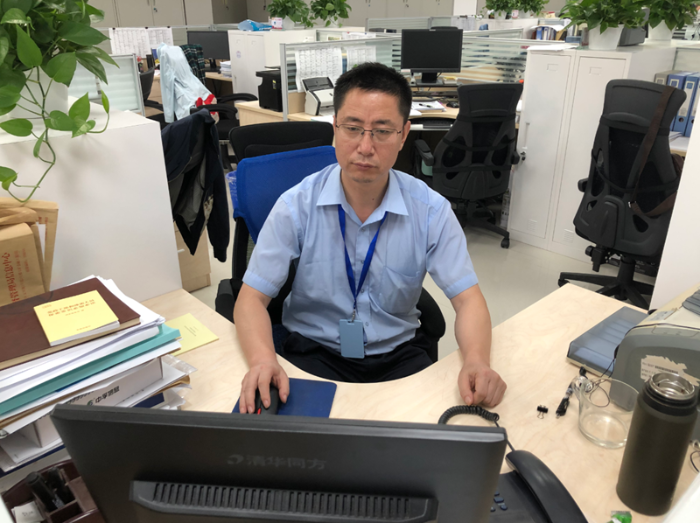 圖為孫紅在日常辦公。