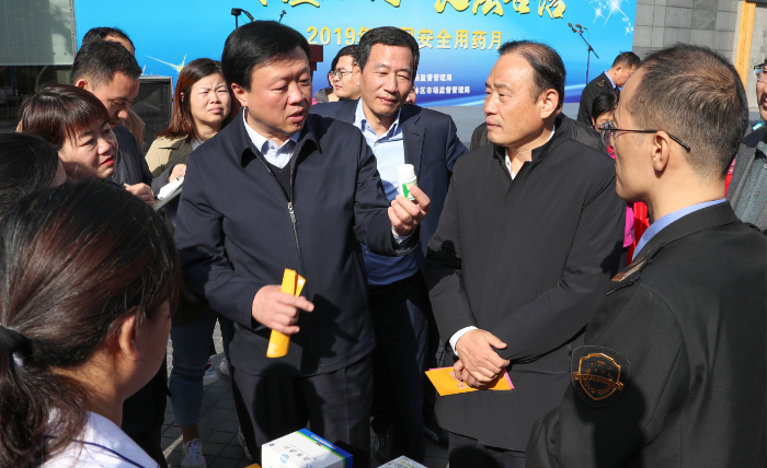 圖為參加活動的領導在現(xiàn)場視察。（趙光 攝）.j.png
