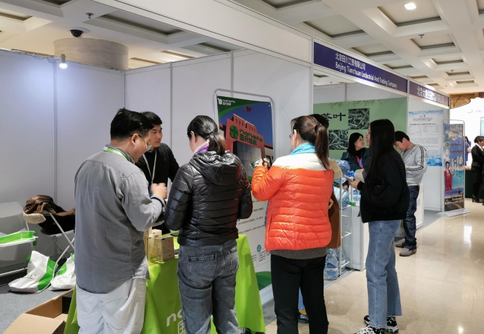 圖為參會代表在展覽區(qū)參觀、交流。
