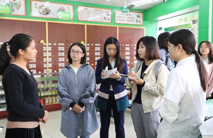 走訪華爾康連鎖藥店，了解執(zhí)業(yè)藥師是否在崗、處方藥銷售等情況