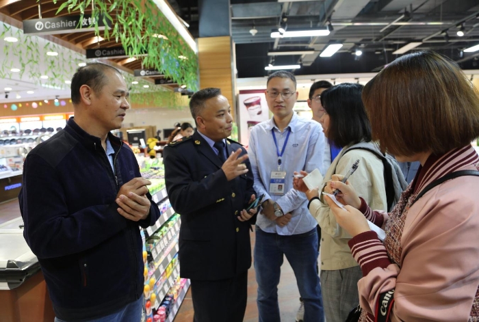 走進(jìn)龍南縣宏昌城連鎖超市，零距離感受食品安全監(jiān)管現(xiàn)狀