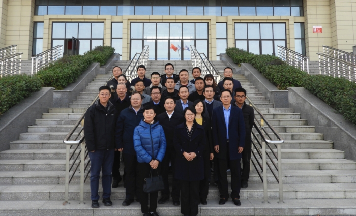 10 圖為國家藥典委員會一行與臨泉縣人民政府領(lǐng)導(dǎo)及相關(guān)部門、企業(yè)負(fù)責(zé)人合影留念。（記者 蔣守福 攝）.JPG