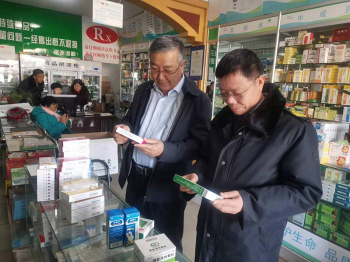 呼和浩特市市場(chǎng)監(jiān)督管理局執(zhí)法人員正在檢查藥店銷(xiāo)售藥品。楊燕攝