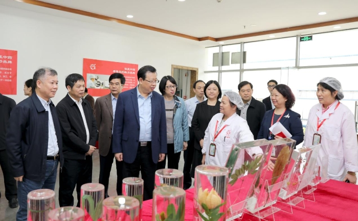 圖為廣西壯族自治區(qū)人民政府副主席李彬一行參觀廣西壯族自治區(qū)醫(yī)療器械檢測(cè)中心電磁兼容（EMC）檢測(cè)實(shí)驗(yàn)室。（程奇攝）