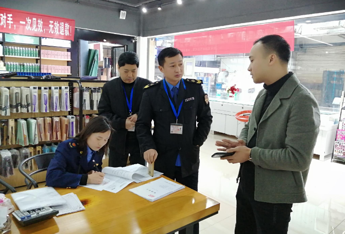 圖為稽查執(zhí)法人員在銅仁市碧江區(qū)金灘廣場雅麗發(fā)品經(jīng)銷店開展化妝品質(zhì)量安全檢查。