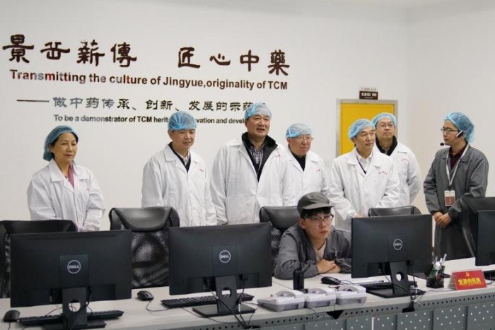 圖為浙江省藥品監(jiān)督管理局黨組書記、局長徐潤龍率隊走訪浙江景岳堂藥業(yè)有限公司。（浙江省藥品監(jiān)督管理局供圖）
