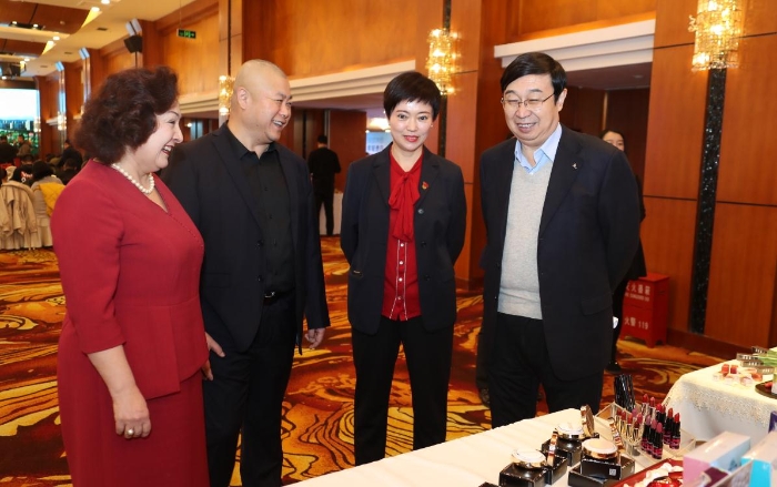 新疆維吾爾自治區(qū)藥品監(jiān)督管理局黨組成員、副局長馬明輝（右一）了解新疆化妝品企業(yè)的產(chǎn)品（馬少賓 攝）