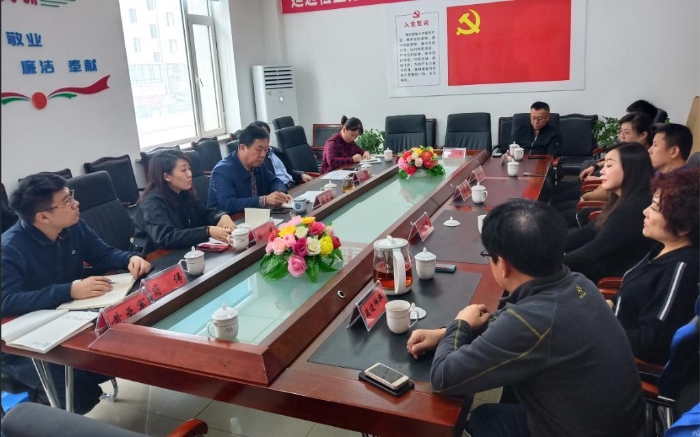 圖為“兩法”宣講團(tuán)、延邊檢查分局與藥品流通企業(yè)負(fù)責(zé)人座談了解培訓(xùn)需求。
