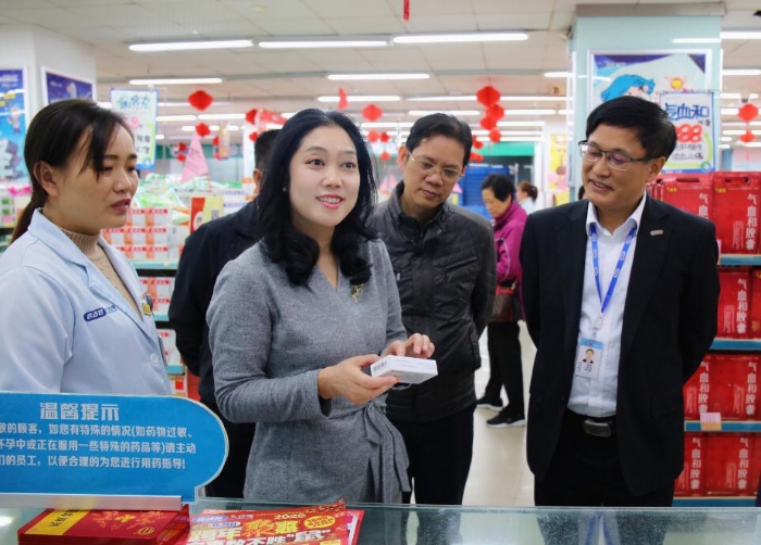 圖為檢查組在藥店進行檢查。李舒雯攝