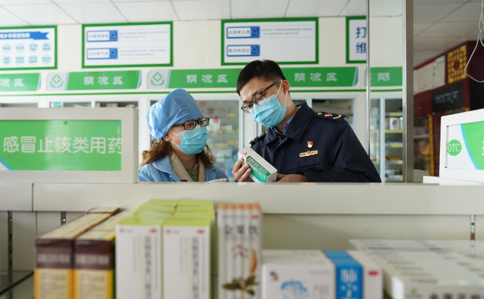 2月2日該局執(zhí)法人員正在一家藥店對抗病毒藥品進(jìn)行檢查。