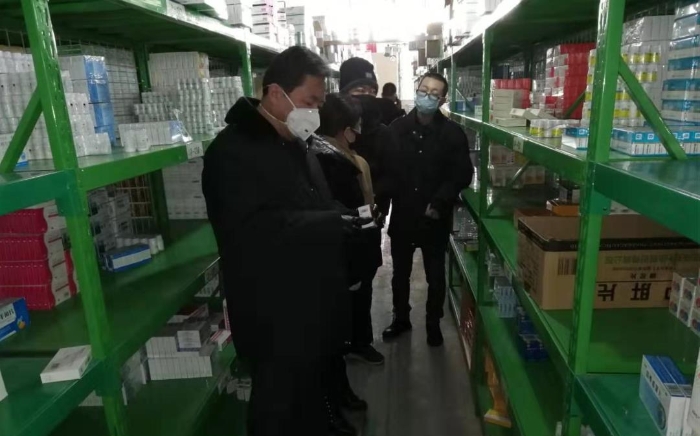 圖為吉林省藥監(jiān)局延邊檢查分局局長(zhǎng)胡中玉（左一）帶隊(duì)檢查藥品經(jīng)營(yíng)企業(yè)。