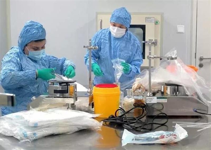 圖為新疆維吾爾自治區(qū)藥品檢驗(yàn)研究院工作人員在工作。（新疆維吾爾自治區(qū)藥檢院供圖）