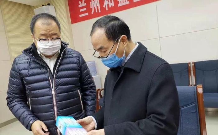 圖為甘肅省藥品監(jiān)督管理局黨組書記、局長宋保才（右一）在藥品生產企業(yè)檢查藥品安全生產情況  甘肅省藥監(jiān)局供圖