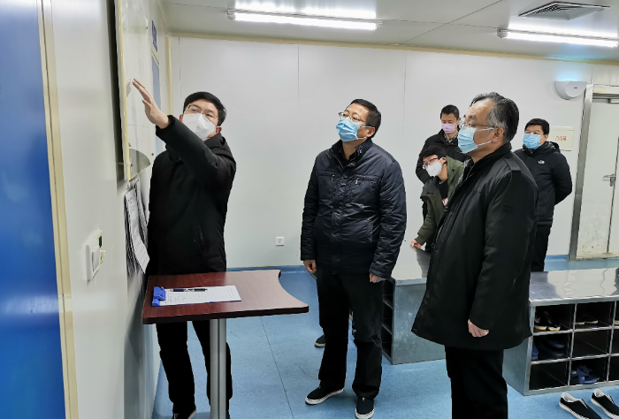 圖為劉文斌與武漢分局工作人員在國藥集團進行武漢血液制品現(xiàn)場檢查。