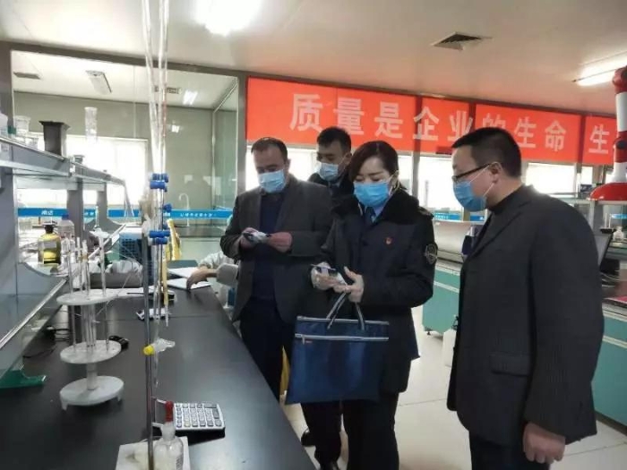 圖為喀什地區(qū)市場監(jiān)管局執(zhí)法人員正在檢查一家食品生產(chǎn)企業(yè)。（趙雅琴 攝）
