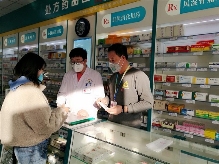 　張永貴堅守在藥店一線。
