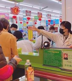 陸萍在指導(dǎo)顧客有序購買防護用品。