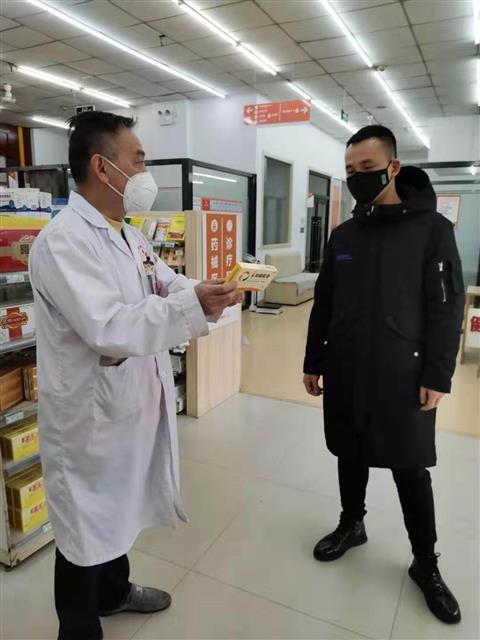 謝東杰在為顧客介紹藥品安全知識。
