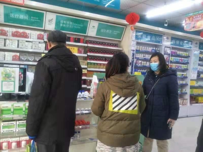　李洋為慢病患者提供咨詢服務(wù)。