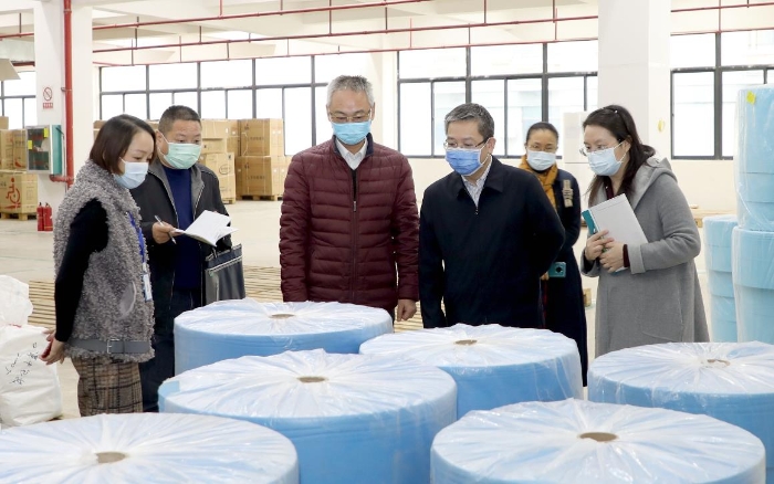 圖為監(jiān)管人員深入企業(yè)了解防控用品生產(chǎn)物資儲備情況。程奇攝