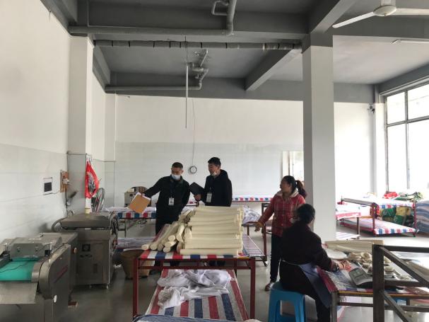 在2020年3月12日依法對轄區(qū)石廂子彝族鄉(xiāng)所有的食品小作坊進(jìn)行了全面檢查。