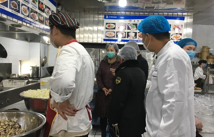 哈密市市場監(jiān)管人員開展現(xiàn)場檢查。