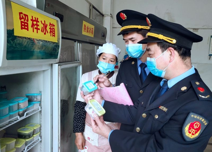 江西于都：開展畢業(yè)年級(jí)學(xué)生返校“第一餐”食品檢查 (2)
