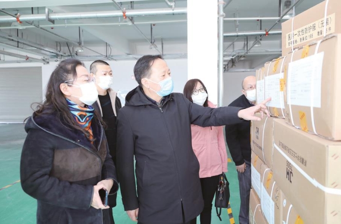 新疆維吾爾自治區(qū)藥品監(jiān)督管理局黨組書記、局長張鈺祥（前右）帶隊調(diào)研疫情防控用品生產(chǎn)企業(yè)。（馬少賓 攝）