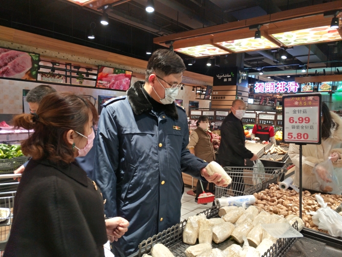 圖為李兵（左二）在超市檢查。
