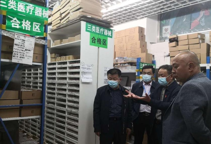 調研組正在對醫(yī)療器械經營企業(yè)進行檢查。（楊鴻雁 攝）