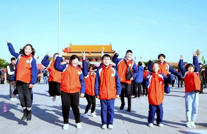 2019年10月臨泉醫(yī)藥希望小學(xué)14名師生赴京參加“聚力助學(xué)，愛(ài)心圓夢(mèng)”活動(dòng)。
