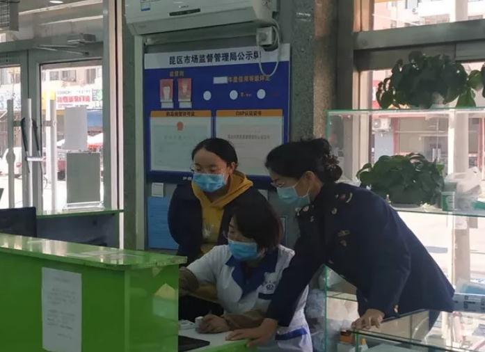 該局監(jiān)管人員正在藥品流通企業(yè)檢查特殊藥品管理制度。昆都侖區(qū)市場(chǎng)監(jiān)管局供圖