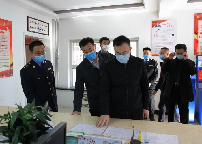 圖為山西省藥品監(jiān)管局黨組書記、局長贠亞明(中)在大同調研藥品安全智慧監(jiān)管情況。