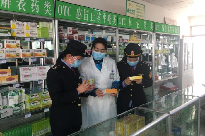 該局監(jiān)管人員正在藥品經(jīng)營企業(yè)檢查該企業(yè)藥品儲存情況。
