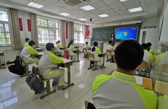 北京市二十中學新都校區(qū)初三教室，課桌間距一米以上。