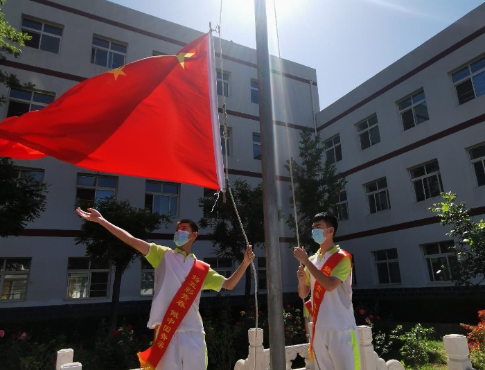 北京市二十中學新都校區(qū)升旗儀式。（中國食品藥品網記者王曉冬 攝）