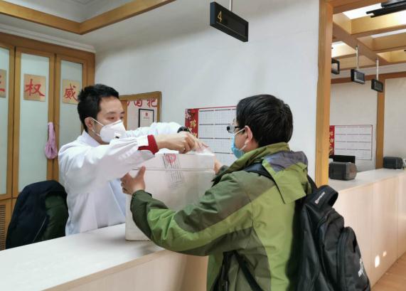 王杉春節(jié)假期在辦理抗疫應急檢驗樣品受理業(yè)務。