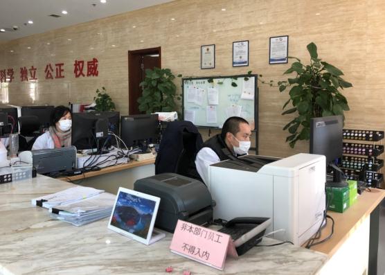 梁靜和王杉在辦理抗疫應急檢驗收檢登記業(yè)務