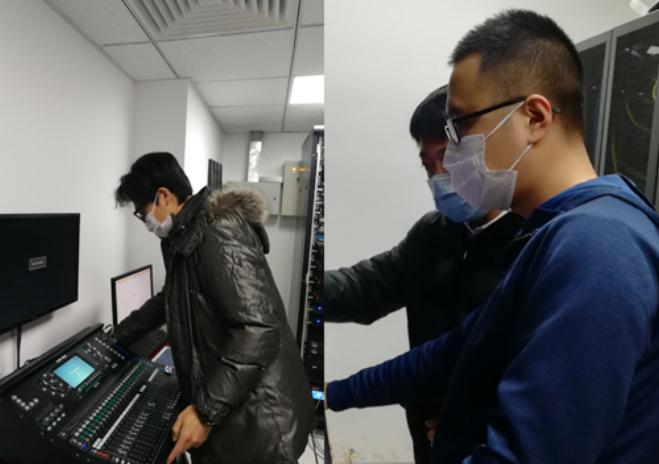 李銀騔（左）、師云（右）在工作中。
