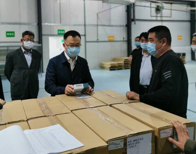 山西省藥品監(jiān)督管理局黨組書記、局長贠亞明（左二）在藥品經(jīng)營單位調(diào)研藥品倉儲以及藥品安全管理情況