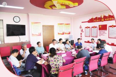 圖為學員們在黨校資料室交流研討。