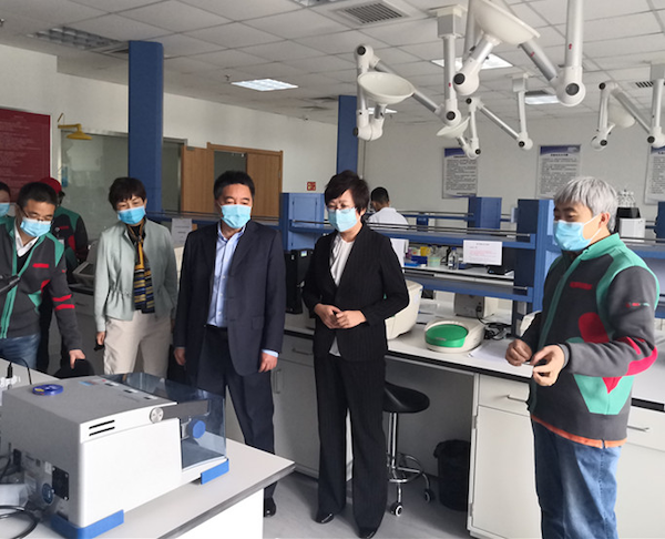 圖為吉林省藥監(jiān)局黨組書記、局長劉寶芳一行調(diào)研企業(yè)新型冠狀病毒體外診斷產(chǎn)品研發(fā)生產(chǎn)情況。