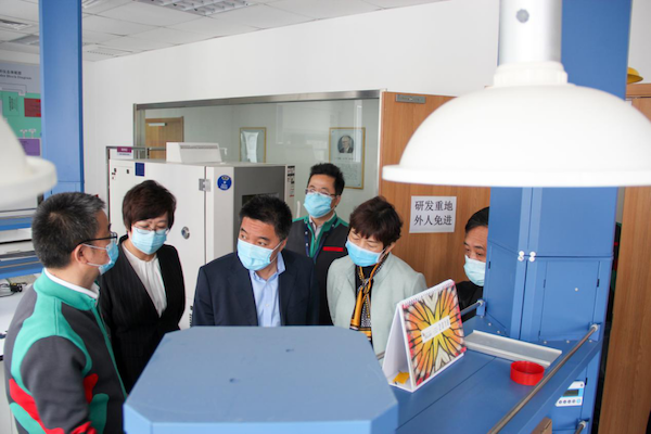 圖為吉林省藥監(jiān)局黨組書記、局長劉寶芳一行調(diào)研企業(yè)新型冠狀病毒體外診斷產(chǎn)品研發(fā)生產(chǎn)情況。