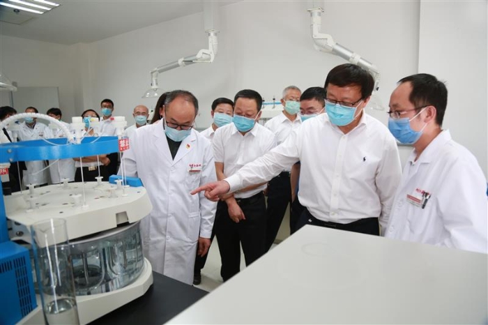 內(nèi)蒙古自治區(qū)副主席歐陽曉暉在自治區(qū)藥品檢驗研究院化學(xué)藥品檢驗室向工作人員了解儀器設(shè)備情況。本報記者楊燕攝