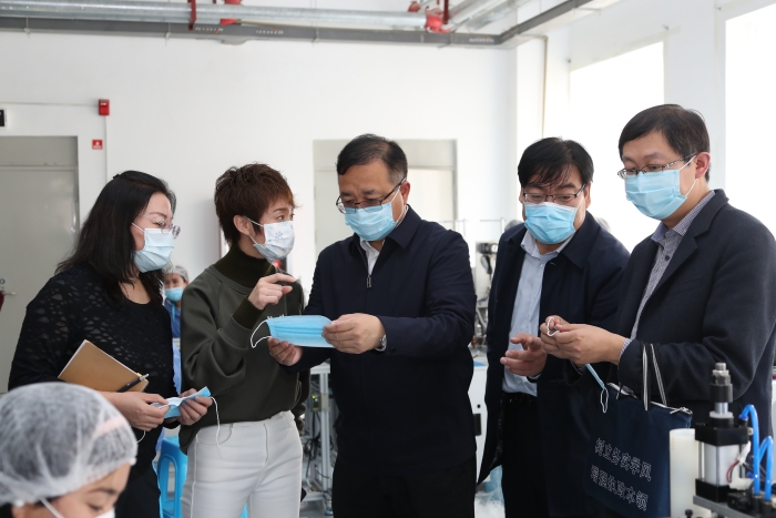 劉洪彬帶隊(duì)檢查調(diào)研醫(yī)療器械生產(chǎn)企業(yè)。（馬少賓攝）