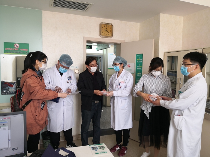 工作人員向醫(yī)護(hù)人員贈(zèng)送化妝品安全科普宣傳手冊 工作人員向醫(yī)護(hù)人員贈(zèng)送化妝品安全科普宣傳手冊
