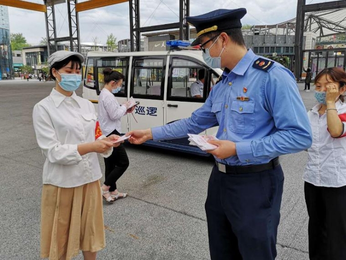 圖為海淀區(qū)市場監(jiān)管局在商業(yè)繁華地區(qū)、社區(qū)等，為化妝品科普宣傳“布局”造勢。