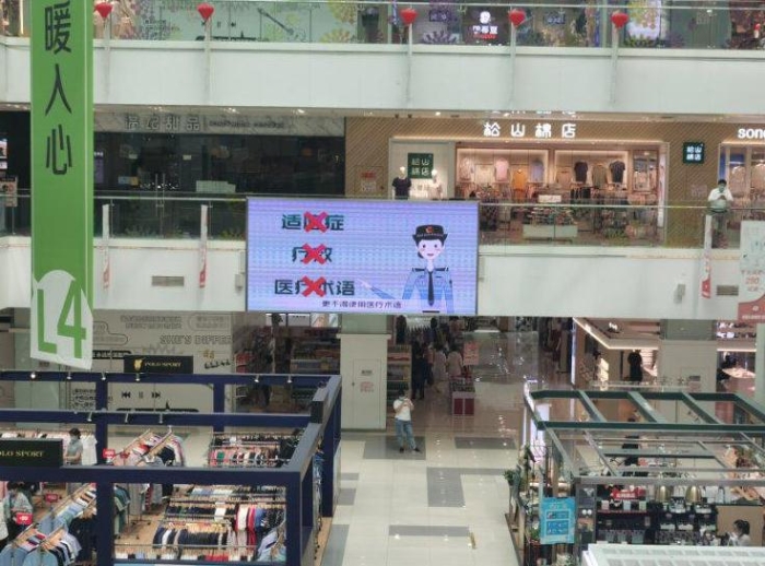 圖為海淀區(qū)市場監(jiān)管局在商業(yè)繁華地區(qū)、社區(qū)等，為化妝品科普宣傳“布局”造勢。